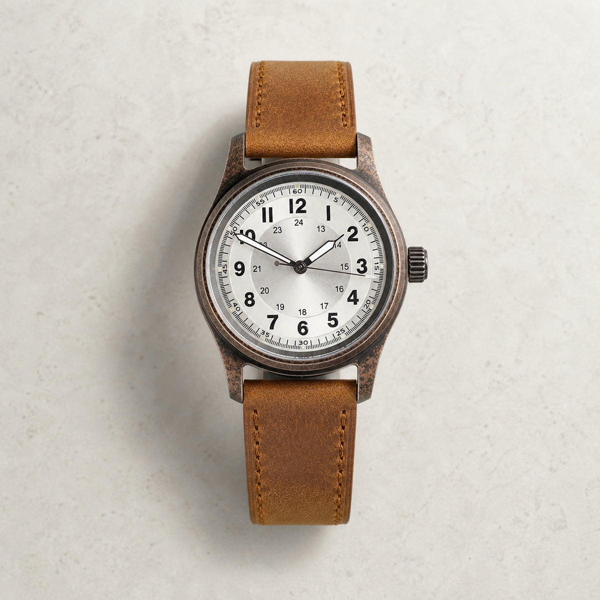 Montre field Éclaireur Bronze, cadran argenté à chiffres noirs et bracelet brun — Maison Noirmont