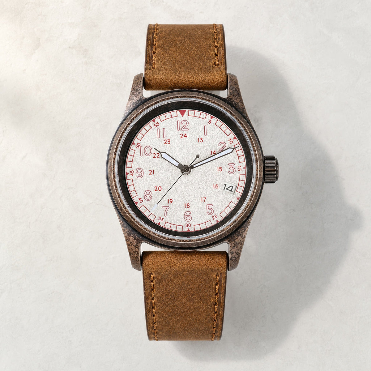 Montre field Éclaireur Bronze, cadran blanc à chiffres rouges et bracelet brun — Maison Noirmont