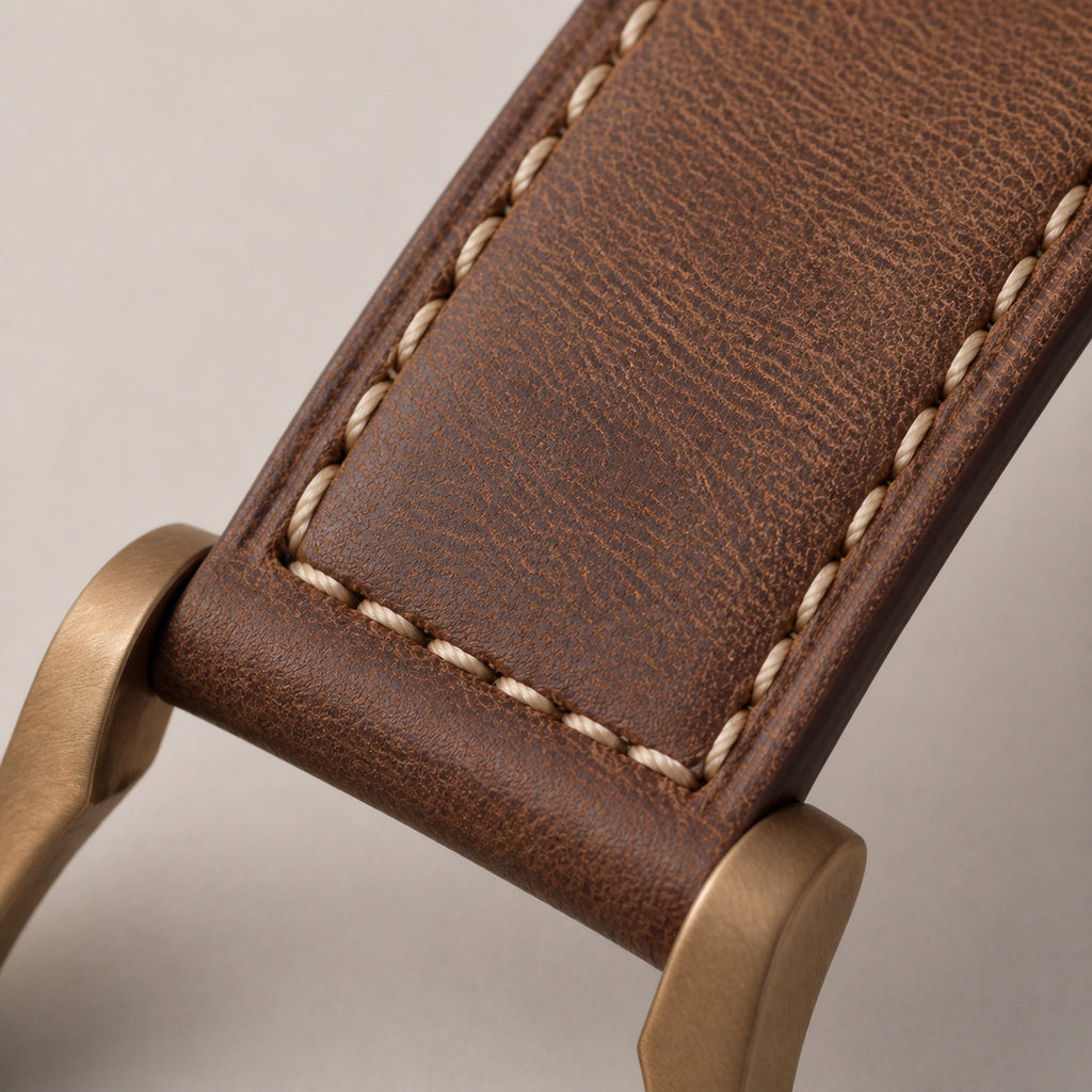 Noirmont Un Bronze — détail du bracelet cuir brun surpiqû écru et de la corne bronze patiné — Maison Noirmont