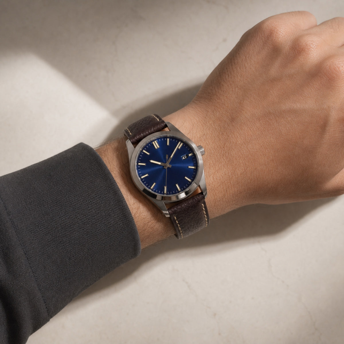 Quarante-et-Un Bleu — Sport cuir — au poignet — Maison Noirmont