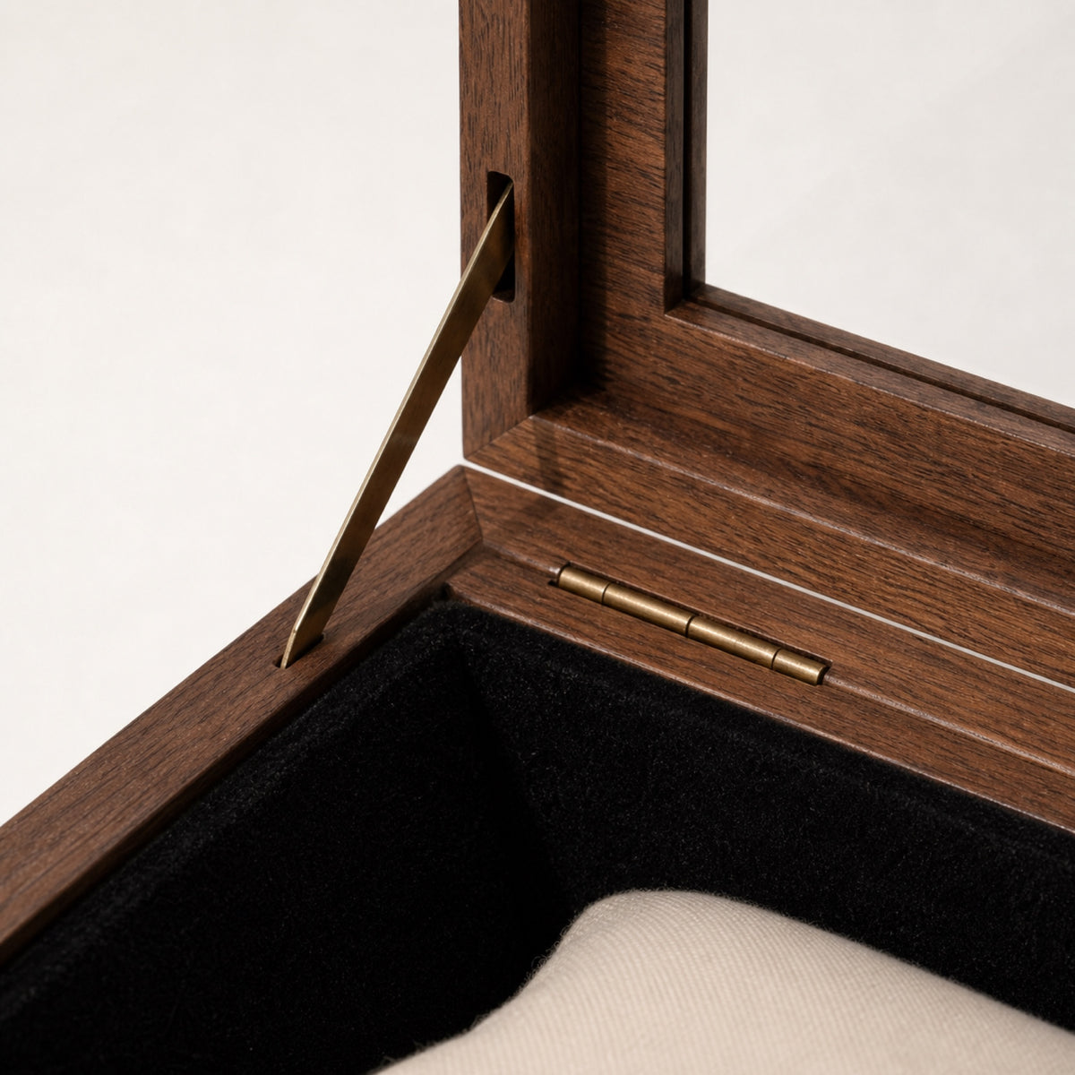 Remontoir Bois Noyer — macro — Maison Noirmont