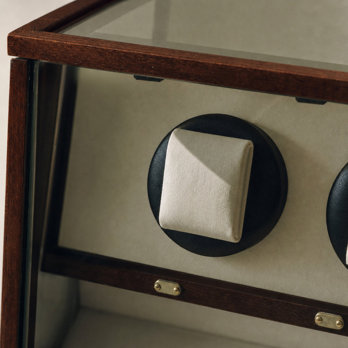 Remontoir Vitrine — 4+6 — macro — Maison Noirmont