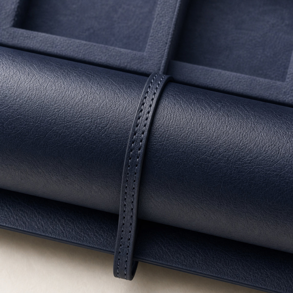 Rouleau de Voyage Bleu marine — cuir — macro — Maison Noirmont