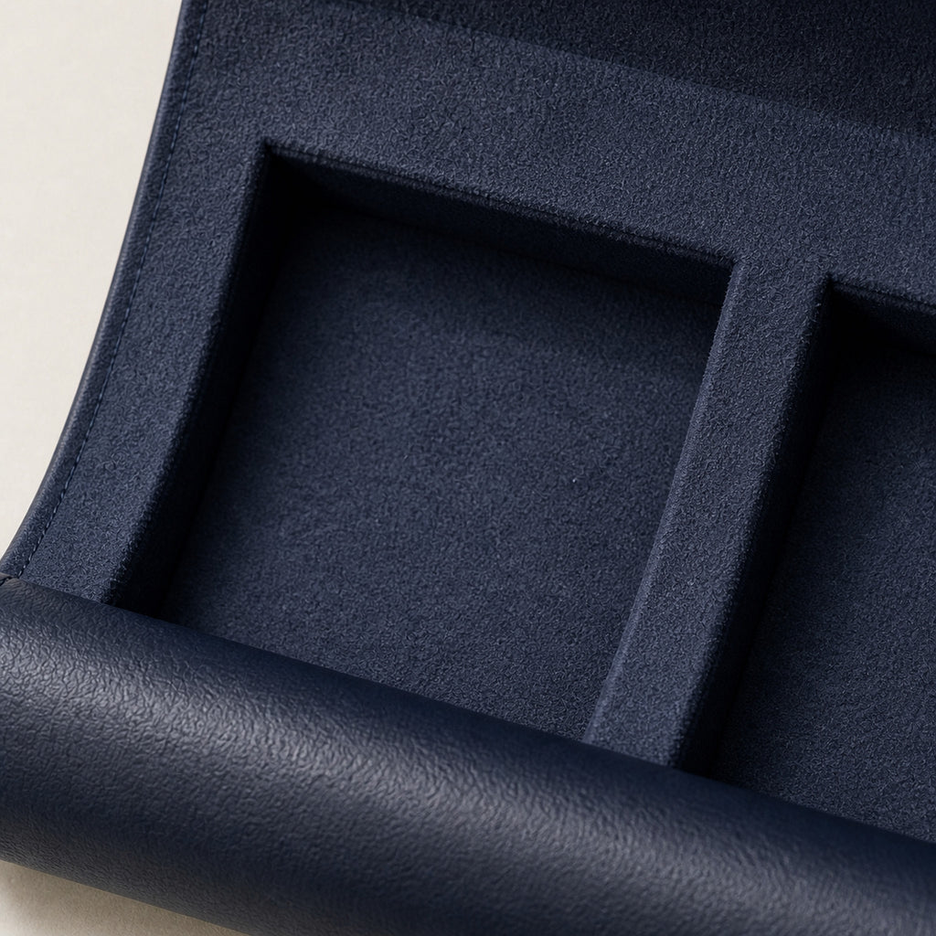 Rouleau de Voyage Bleu marine — macro d'un logement intérieur : séparateurs et doublure en suédine bleu marine, cuir extérieur bleu nuit grainé roulé — Maison Noirmont