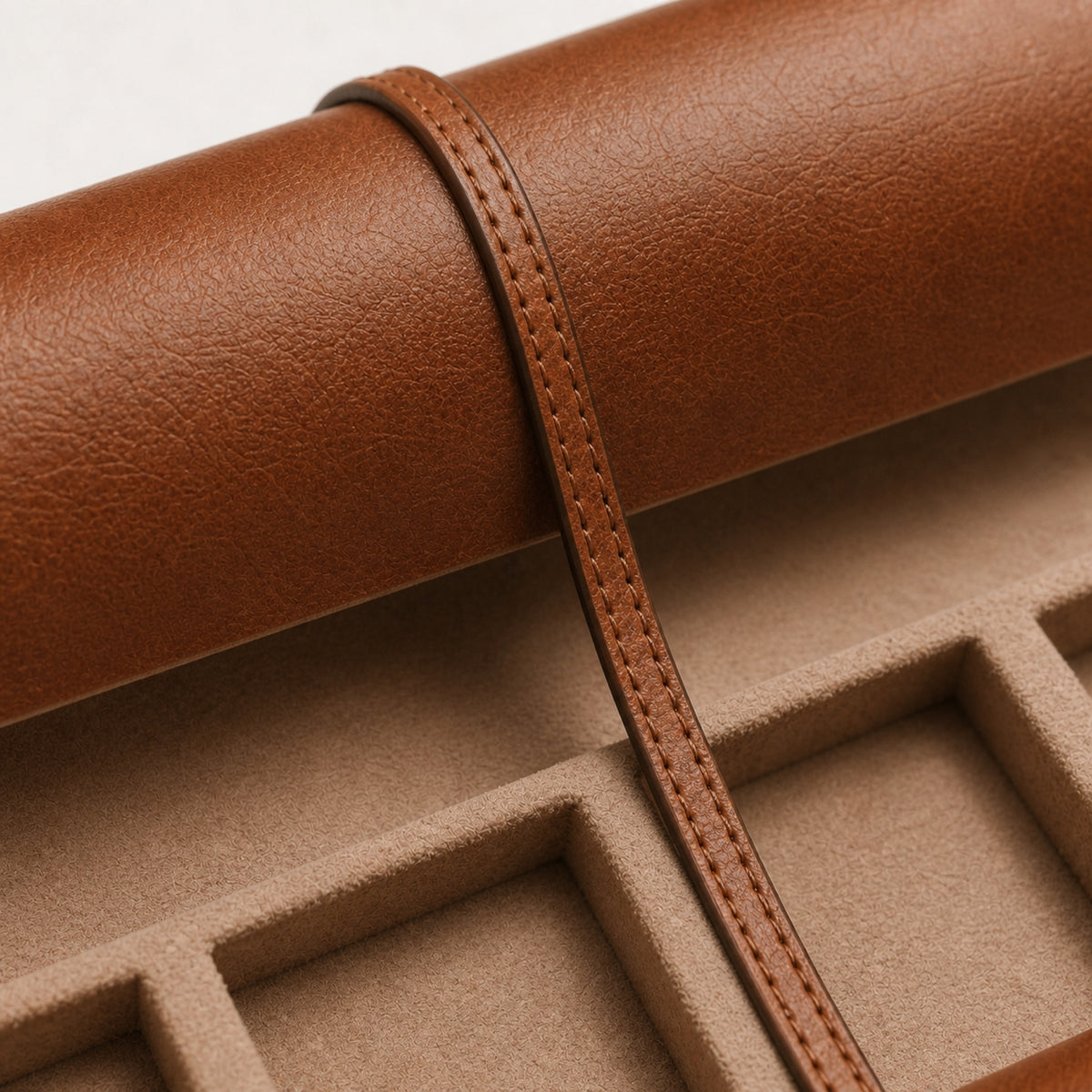 Rouleau de Voyage Brun — cuir — macro — Maison Noirmont