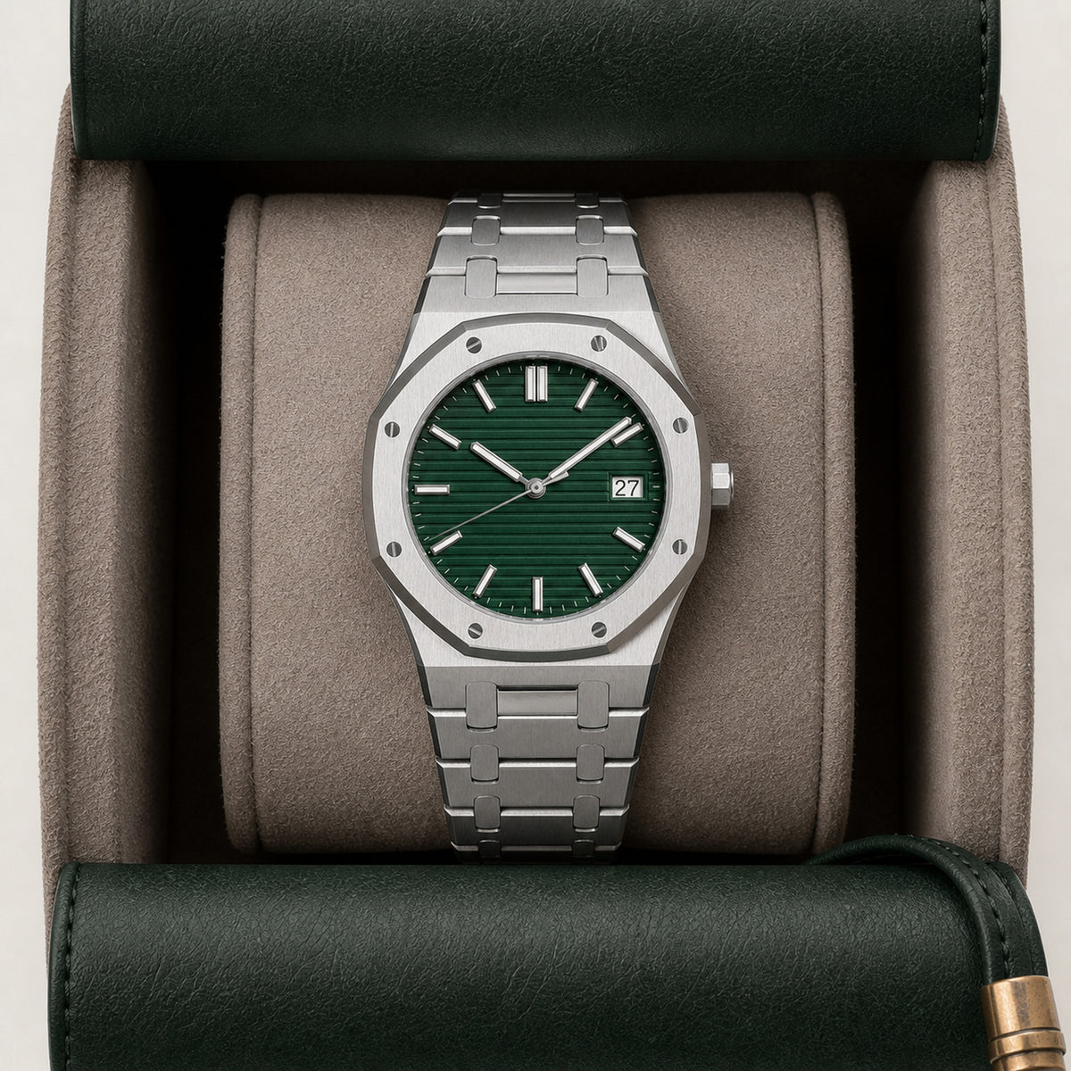 Rouleau de Voyage Vert — rouleau en cuir vert ouvert, une montre logée dans son alvéole doublée — Maison Noirmont