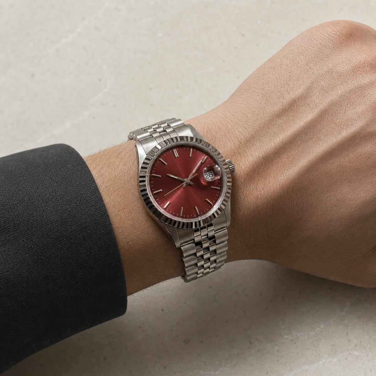 Trente-Neuf Rouge — Classique cannelée — au poignet — Maison Noirmont