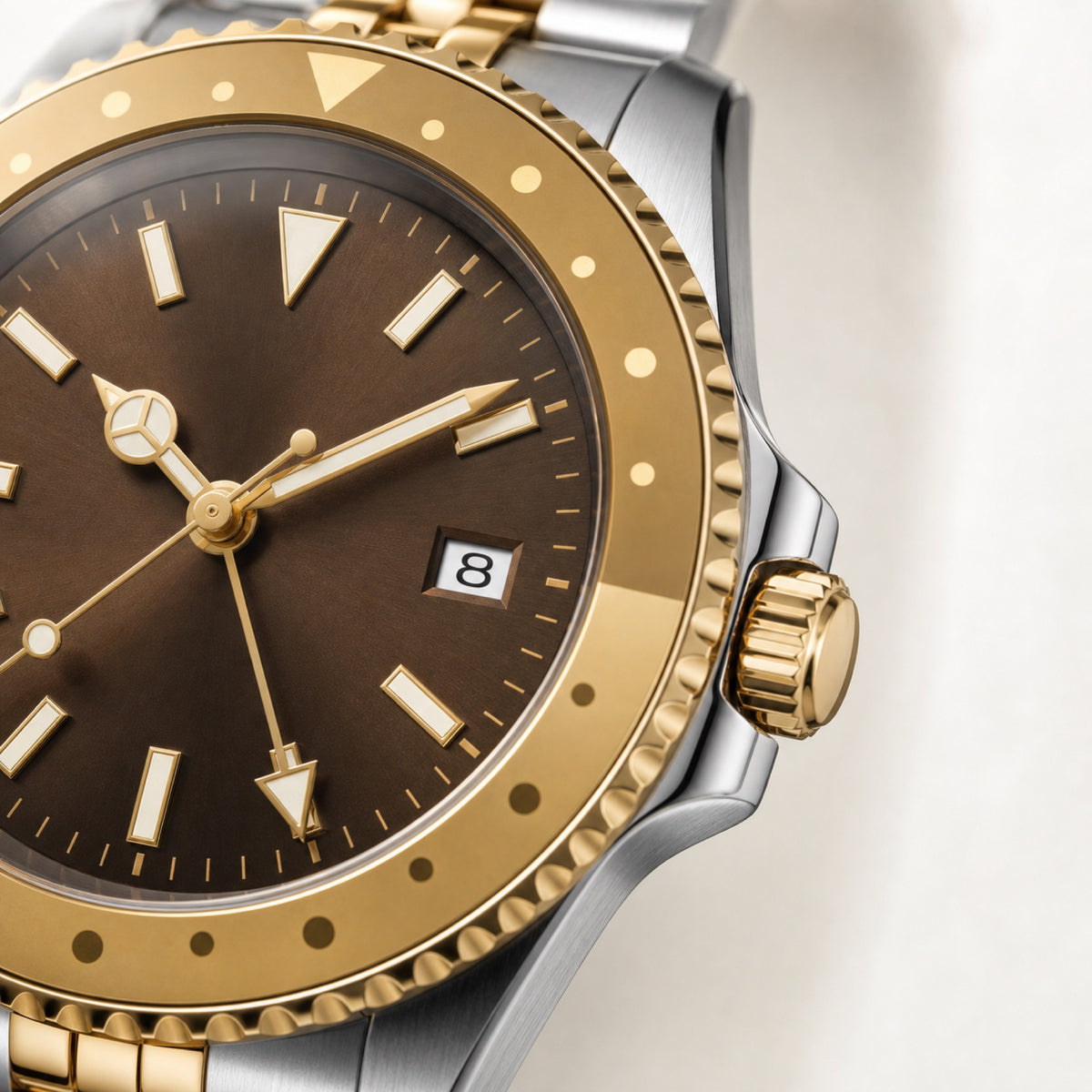 Voyageur Bicolore cadran brun — GMT automatique — macro — Maison Noirmont