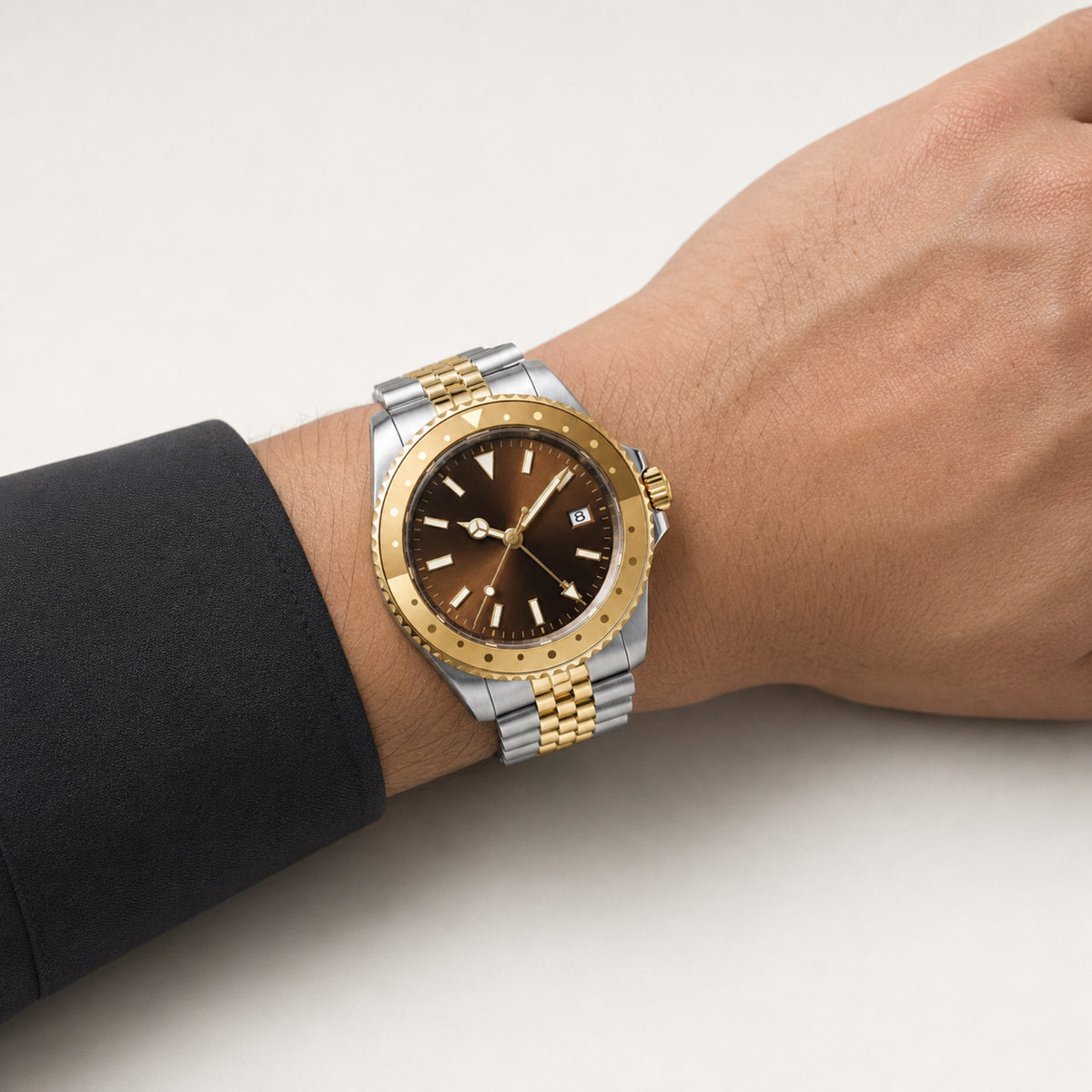Voyageur Bicolore cadran brun — GMT automatique — au poignet — Maison Noirmont