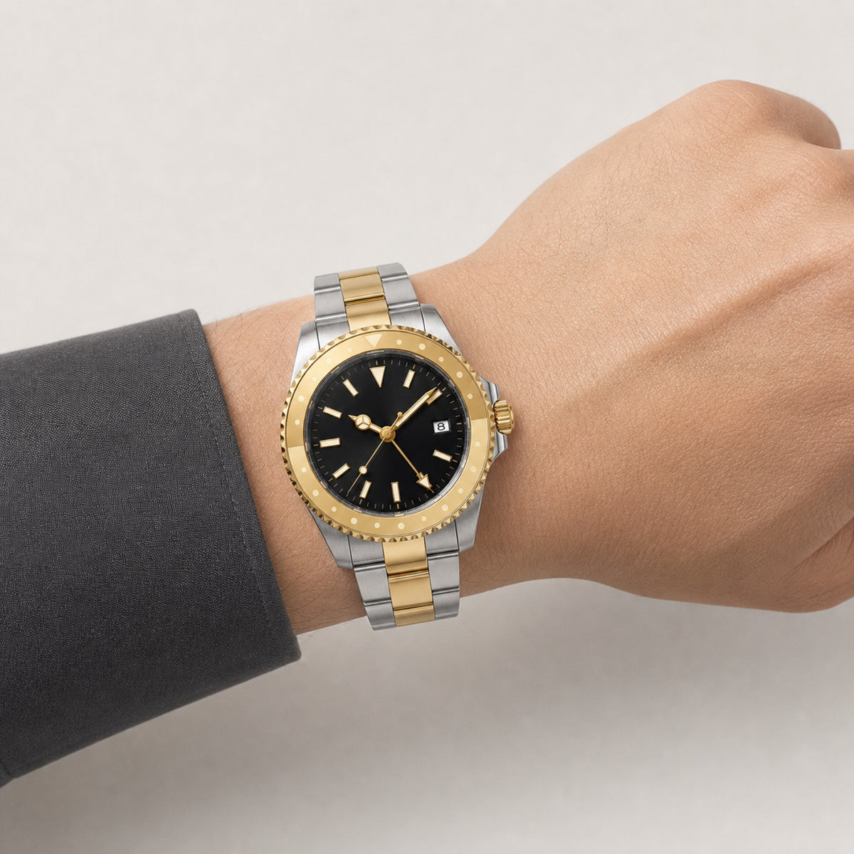 Voyageur Bicolore — GMT bracelet 3 maillons — au poignet — Maison Noirmont